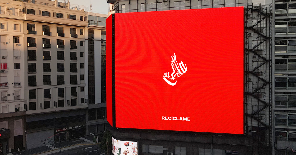 コカ・コーラ「Recycle Me」─ 聖域のロゴを潰して叫ぶ、リサイクルの覚悟クマ 作品 2