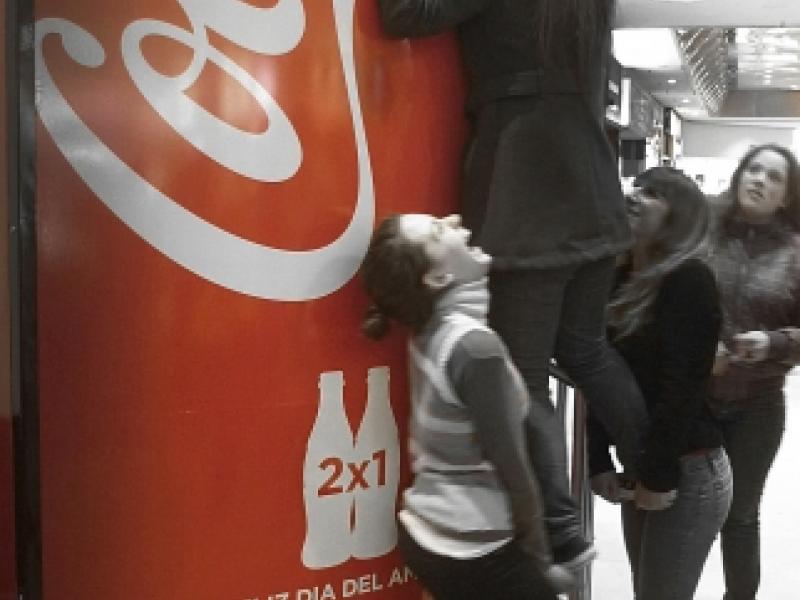 Coca-Cola : Maquina de la Amistad (2) | Ad Age
